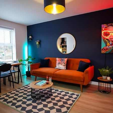 Neon Road At Park House Peterborough City Centre Apartment المظهر الخارجي الصورة