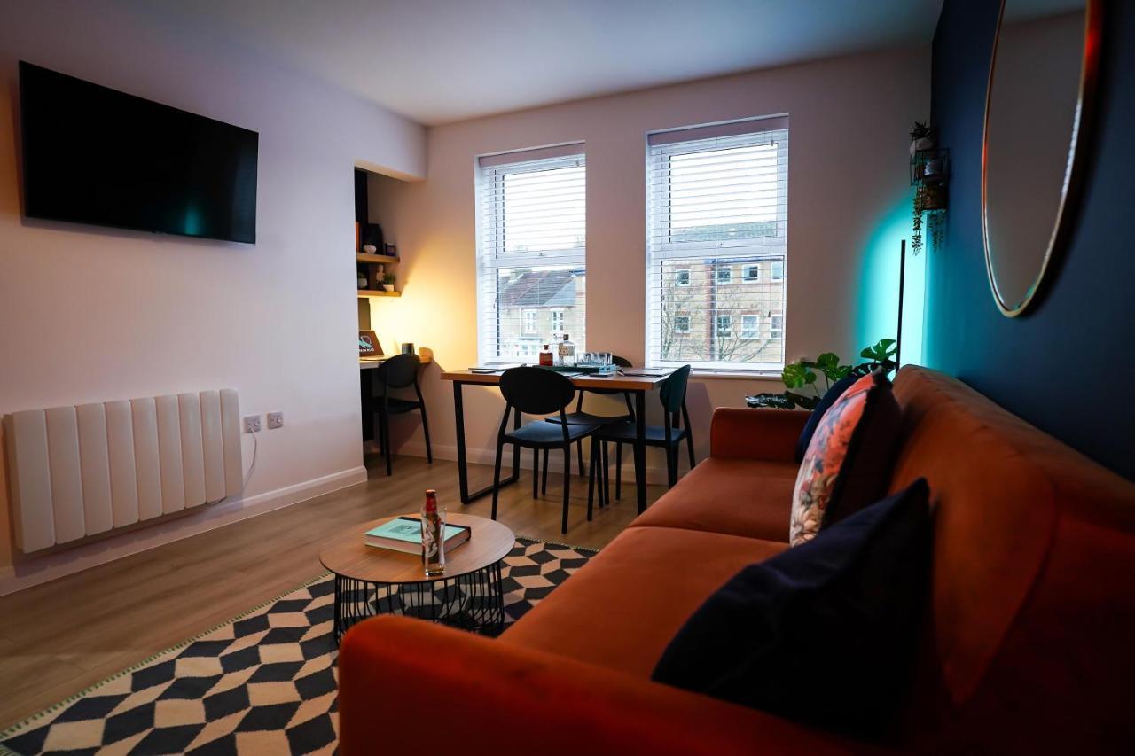 Neon Road At Park House Peterborough City Centre Apartment المظهر الخارجي الصورة