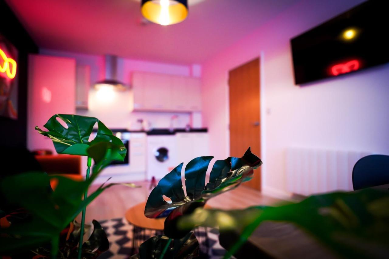 Neon Road At Park House Peterborough City Centre Apartment المظهر الخارجي الصورة