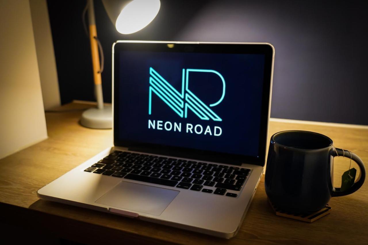 Neon Road At Park House Peterborough City Centre Apartment المظهر الخارجي الصورة