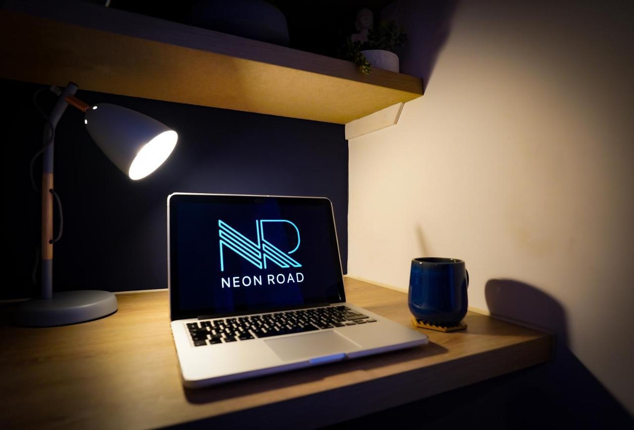 Neon Road At Park House Peterborough City Centre Apartment المظهر الخارجي الصورة