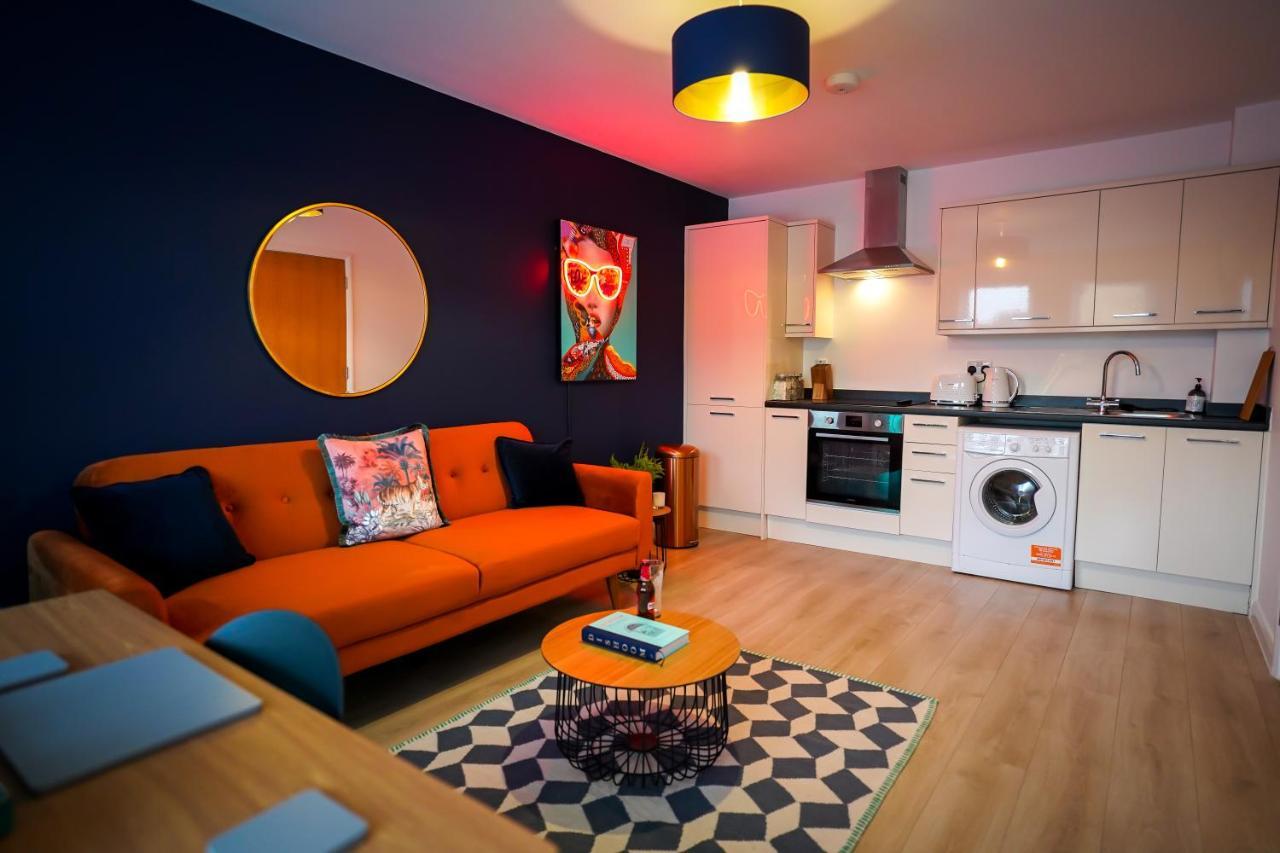 Neon Road At Park House Peterborough City Centre Apartment المظهر الخارجي الصورة