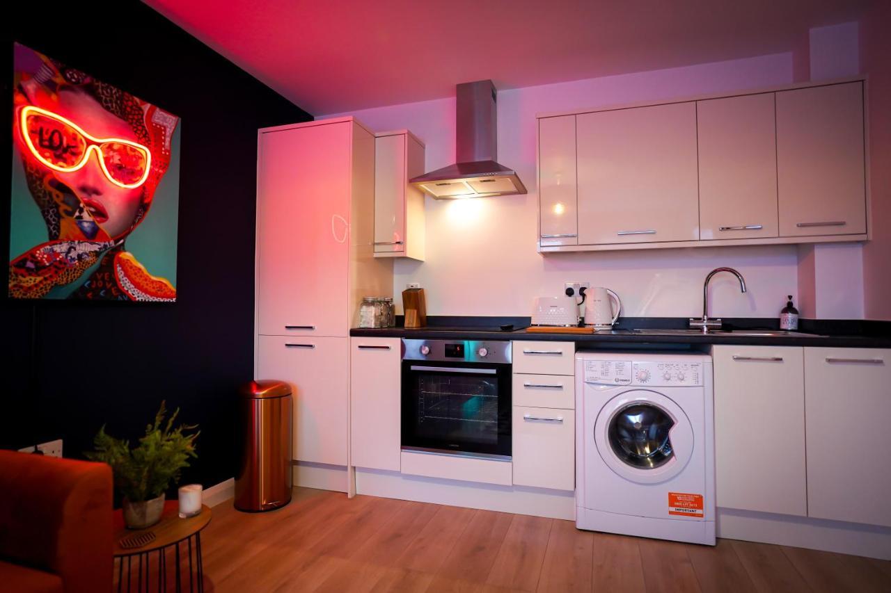 Neon Road At Park House Peterborough City Centre Apartment المظهر الخارجي الصورة