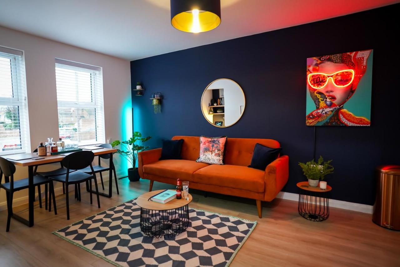 Neon Road At Park House Peterborough City Centre Apartment المظهر الخارجي الصورة